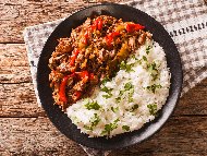 Рецепта Телешко месо (яхния) с червени чушки, чери домати, домашен доматен сос и жасминов ориз